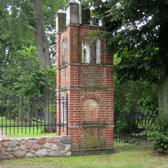Kapliczka, na cmentarzu kościelnym