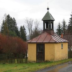 Kaplička se zvonicí při hlavní komunikaci v Horní Moravici