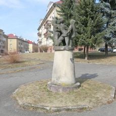 Sousoší dětí v parku v Klínovecké ulici v Ostrově nad Ohří
