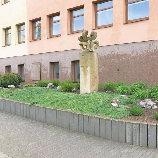 Kamenná plastika Uzel u městského úřadu v Bystřici nad Pernštejnem