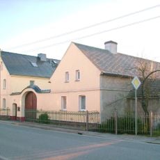 Bauernhof mit Wohnhaus, Ausgedingehaus, Seitengebäude, Hofmauer mit kleiner Pforte und großem Torbogen sowie Einfriedung des Vorgartens Dorfstraße 37