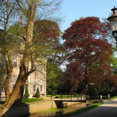 Den Aalshorst: ijzeren toegangshek en houten brug