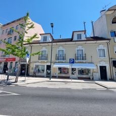 Casa no Largo do Cardal, n.º 2 a 16