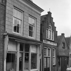 Huis met gepleisterde lijstgevel