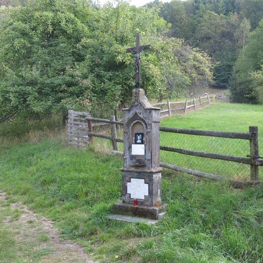 Kříž u silnice na severním okraji Levína