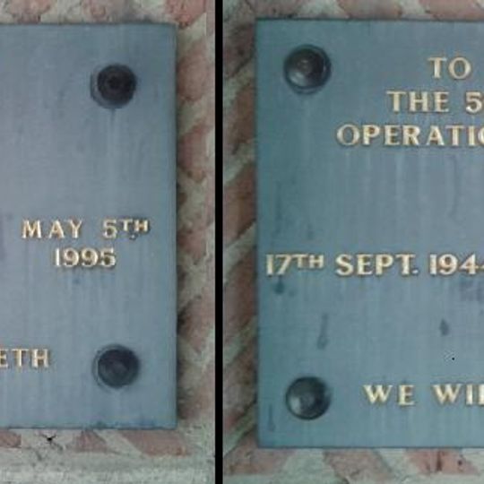 Plaquettes bij de Gedeputeerdenplaats