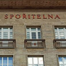 Sochy na průčelí spořitelny na Mírovém náměstí v Lounech