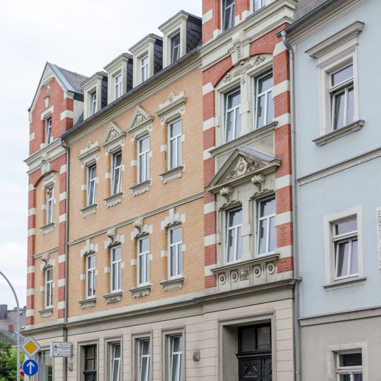 Mietshaus geschlossener Bebauung in Ecklage Dresdner Straße 46