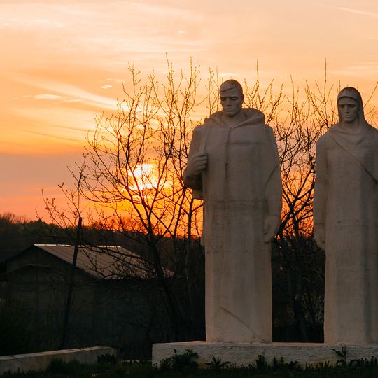 Monument în memoria consătenilor căzuți în 1941-1945