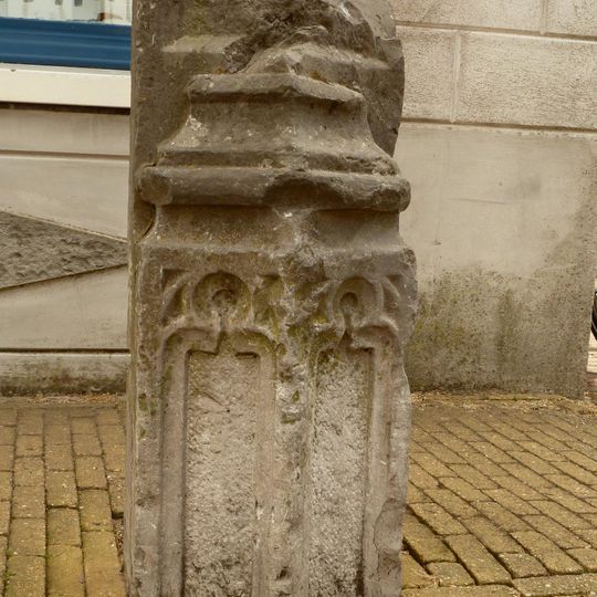 Voor het huis dat zelf niet op de lijst wordt geplaatst twee gotische pinakels als stoepstenen