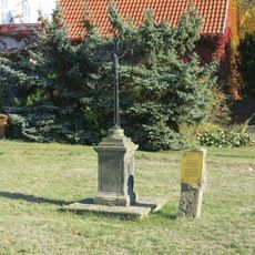 Richterův kříž v centru Března