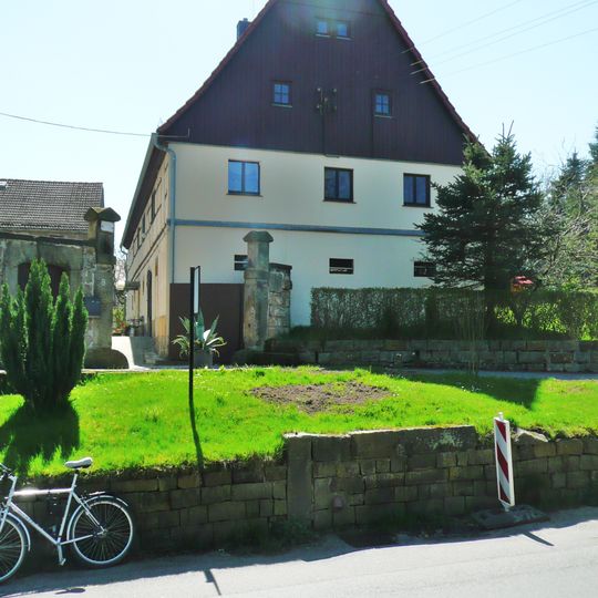 Vierseithof mit Wohnstallhaus, zwei Seitengebäuden, Scheune und Hofmauer mit Toreinfahrt Pirnaer Straße 8