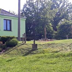 Kříž na zahradě ve Smilovicích