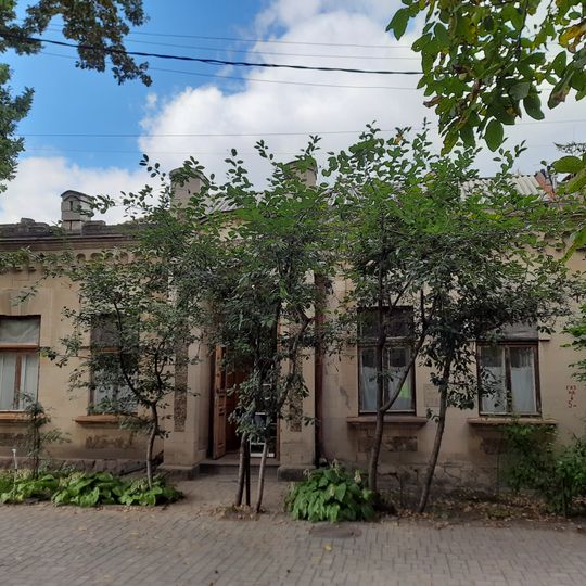 House, Galbenă, 8