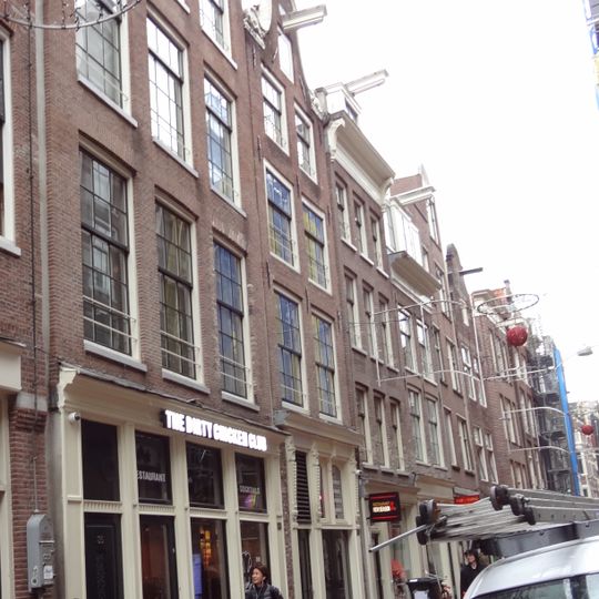 Pand met gevel onder rechte lijst met triglyfen en consoles