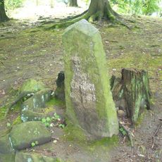 Pamětní kámen spolku válečných veteránů v parku pod Stoličnou horou v Děčíně