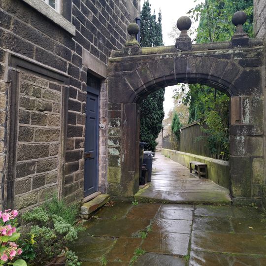 Gateway to churchyard attached to Number 41