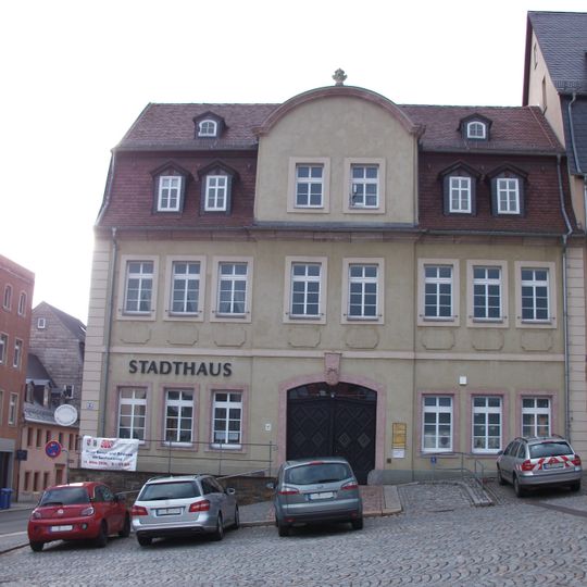 Wohnhaus in Ecklage in geschlossener Bebauung und drei Hintergebäude um einen Hof, davon ein Seitenflügel an der Friedrich-Engels-Straße, heute Stadthaus Altmarkt 30