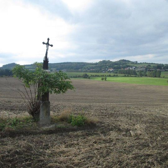 Kříž v poli severně od Tlumačova ten střední