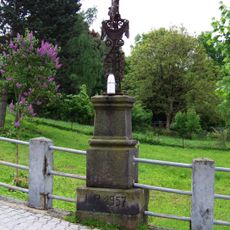 Kříž ve Vrchotových Janovicích západně od úřadu městyse