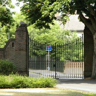 Garden Wall, 2 Sets Of Iron Gates Gateposts To Boston Manor House