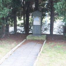 Pomník osvobození na rohu Školní a Olšové ulice v Klášterci nad Ohří