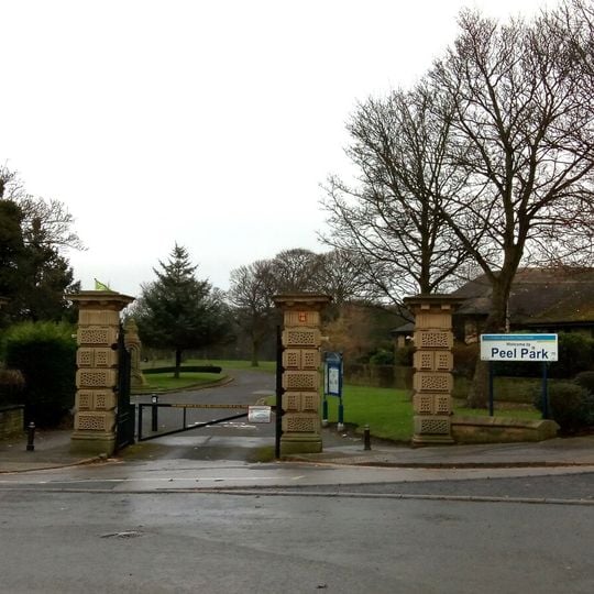 Cliffe Road Lodge, Gate Piers  And Gates To Peel Park