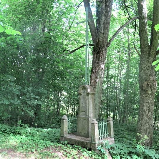 Kříž u lesní cesty poblíž domu 428 v Mikulášovicích