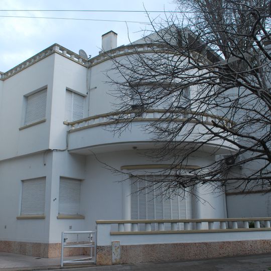 Edificio lindero Casa Curutchet
