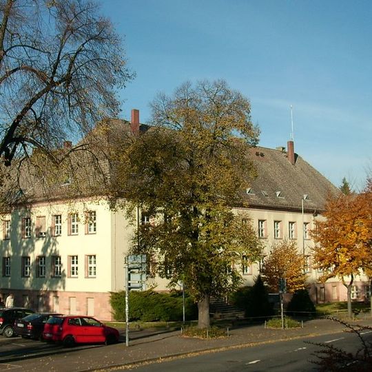 Ehemalige Amtshauptmannschaft, heute Landratsamt, mit Garagengebäude im Hof, Einfriedung, zwei Toreinfahrten, Vorgarten und Garten Friedrich-Naumann-Promenade 9