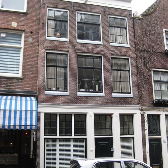 Pand met gevel onder rechte lijst waarboven een schilddak