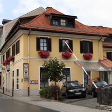 Wohn- und Geschäftshaus