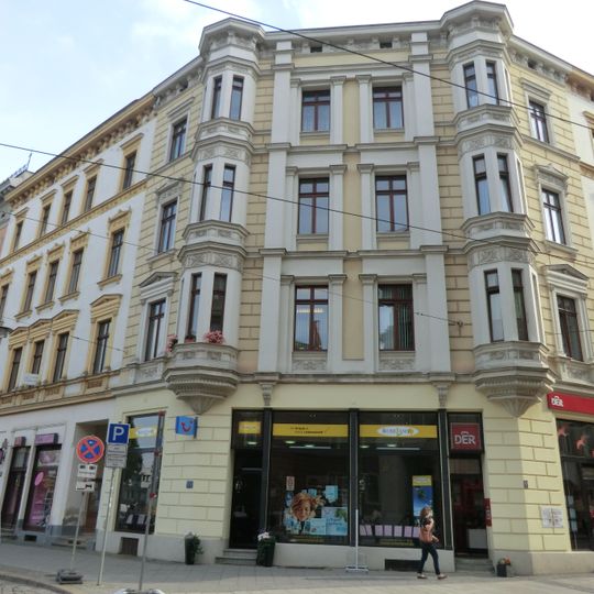 Mietshaus mit Läden, Eckhaus Berliner Straße 1
