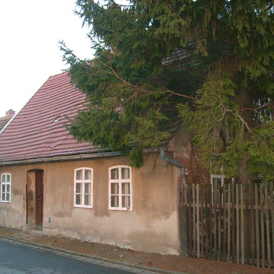 Wohnhaus, zwei Hofgebäude und Scheune eines Gehöfts Gerhart-Hauptmann-Straße 11