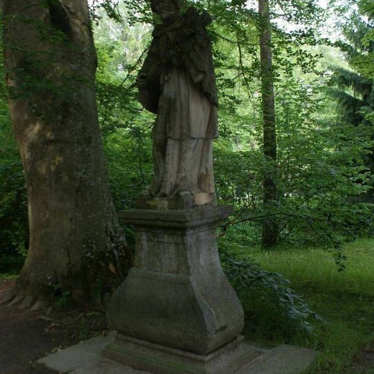 Socha sv. Jana Nepomuckého v zámeckém parku ve Velkých Losinách