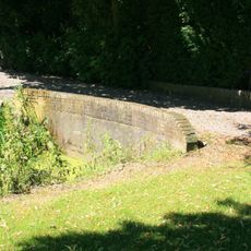 Twee gepleisterde bruggen met gemetselde borstweringen afgesloten door een rollaag