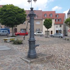 Pflasterung des Marktplatzes und Handschwengelpumpe vor dem Rathaus Markt -