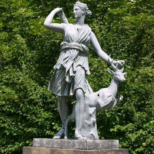 Gartenskulptur der Jagdgöttin Diana Kastanienweg