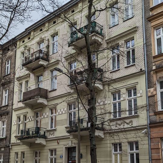 Kamienica z 2 oficynami