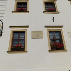 Pamětní deska Bernardina Ochina na radnici ve Slavkově u Brna