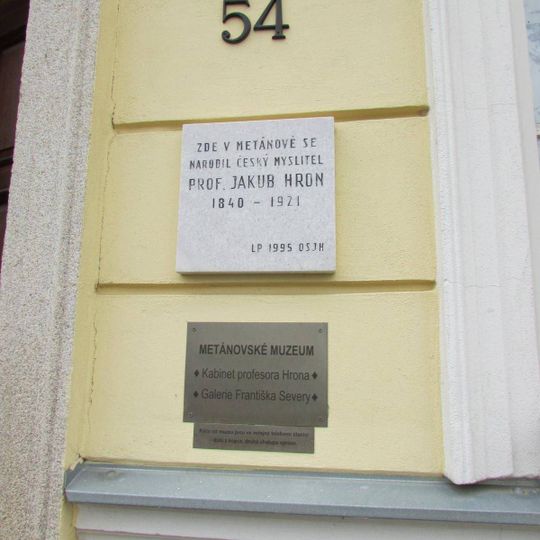 Pamětní deska na bývalé škole v Metánově