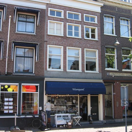 Pand met lage bovenverdieping en dwars schilddak