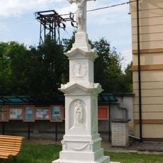 Kříž v Rájci ve středu obce