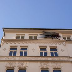 Plastika "Co je štěstí?" na domě Na Zbořenci 263/9 v Praze