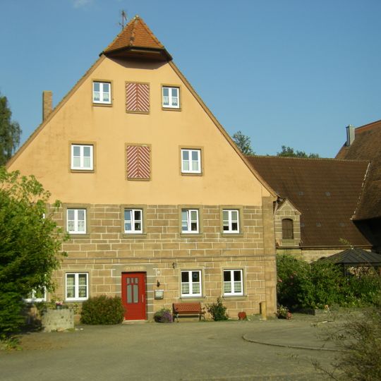 Bauernhaus mit Nebengebäude