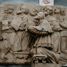 Reliéf s donátormi