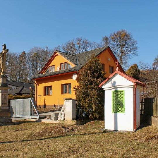 Kaplička na okraji Cakova u silnice