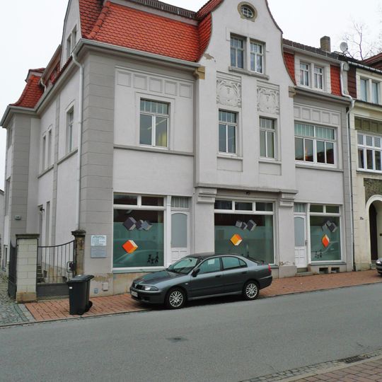 Hälfte eines Doppelmietshauses und Nebengebäude Hauptstraße 35