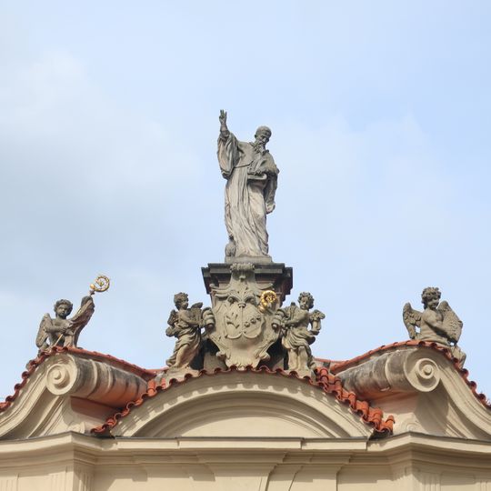 Socha svatého Benedikta na vstupní bráně Břevnovského kláštera