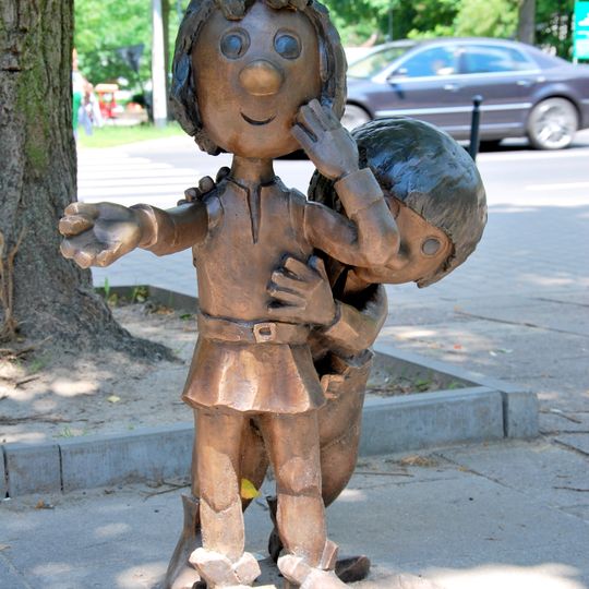 Maurycy and Hawranek sculpture